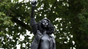 Statue von Demonstrantin ersetzt Sklavenhändler