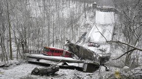 Schneebedeckte Brücke in Pittsburgh bricht zusammen