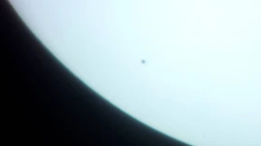 Der kleine Punkt vor der Sonnenscheibe