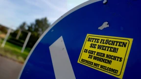 Randalierer werfen Flaschen auf Flüchtlingshelfer 