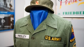 Elvis als einfacher Soldat am Gartentor