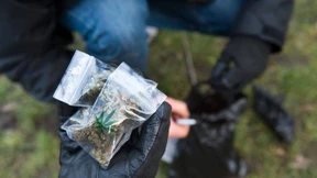 Drogenpäckchen in Papierkörben 