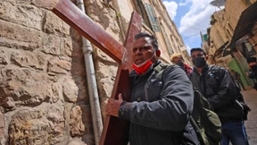 Christen laufen Kreuzweg am Karfreitag