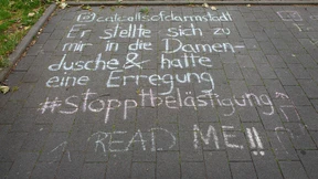 Frauen berichten auf Bürgersteig von Übergriffen