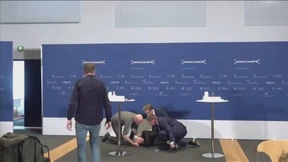 Pressekonferenz von Ohnmachtsanfall überschattet