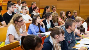 Geld regiert auch die Studentenwelt