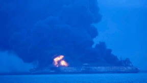 Brennender Tanker vor Chinas Küste droht zu kentern