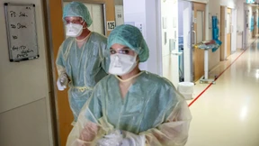 Auslaufender Tsunami und ein Haus im Grünen