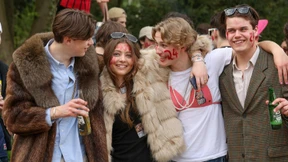 Sie sind jung und brauchen das Geld