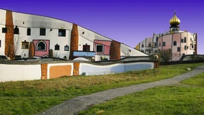 Kugelrot lockt der Winter ins Bad