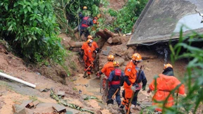 Wassermassen und Erdrutsche töten 16 Menschen