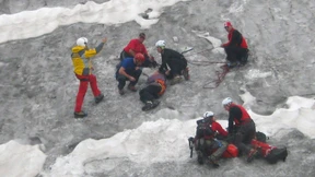Deutscher Bergsteiger überlebt eine Woche in Gletscherspalte