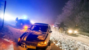 Tote und Verletzte auf verschneiten Straßen