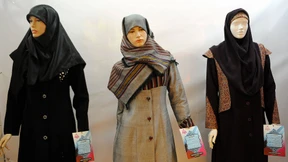 Iran will Verkauf „unislamischer Mäntel“ an Frauen bestrafen
