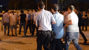 Dutzende Festnahmen bei Durchsuchungen