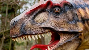 Vater und Sohn finden Leiche in Dinosaurier-Statue