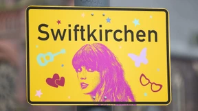 „Swiftkirchen“-Schilder beklebt und beschädigt