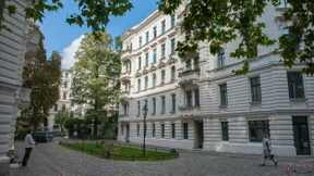 Altbau mit Stuck für die Flüchtlinge