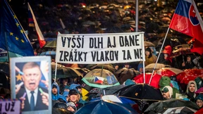 Zehntausende protestieren gegen Fico