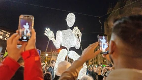 „Dundu“ tanzt beim Fest der Demokratie