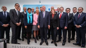 Zwei Erklärungen, Ein Symbol, Keine Flüge