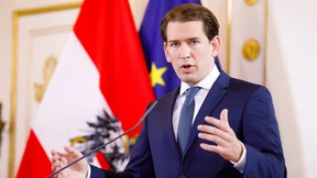 Kurz spielt auf der Ziehharmonika