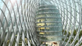 Schuppen, die am Himmel kratzen