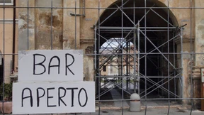 Der Eistee wirft Wellen, die Laterne hält