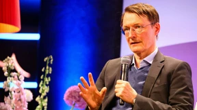 „Bildlich steht das Haus der Pflegeversicherung in Flammen“