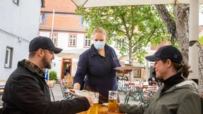 Im Biergarten mit Schirmen und Test