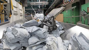 Die Paketflut aus China am Frankfurter Flughafen