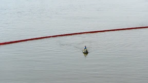 Ölfilm schwimmt auf dem Rhein