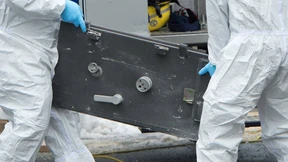 Nach Explosion in Bank keine Spur von Räubern