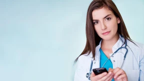 Mit Stethoskop und Smartphone