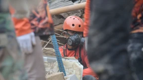 Retter bergen Kind lebend aus Trümmern