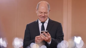 Scholz verteilt Schokolade