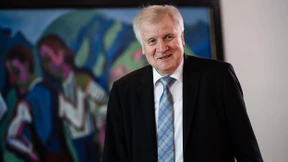 Seehofer will befristete Mitarbeiter im Flüchtlingsamt halten