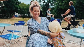 „Ich lache gerne über meine breiten Fußfesseln und meinen Schwabbelbauch“