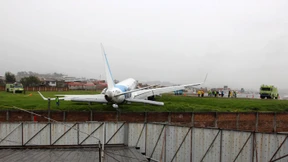 Flugzeug mit 93 Insassen rutscht von Landebahn