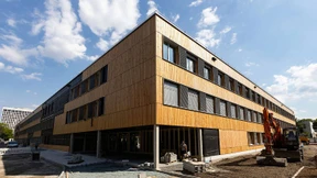 Größte Holzmodulschule der Welt ist fast fertig