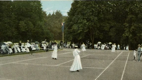 Aufschlag auf geschichtsträchtigem Rasen