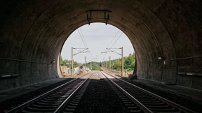 In voller Fahrt die Schiene schleifen