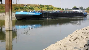 Tanker läuft bei Niedrigwasser auf Grund
