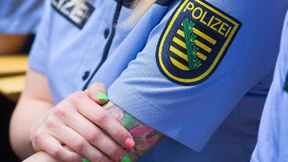 Gericht erlaubt große Tattoos bei Polizisten