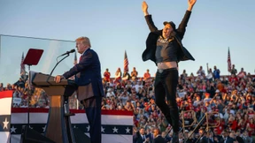 Elon Musk unterstützt Trump auf Wahlkampfbühne