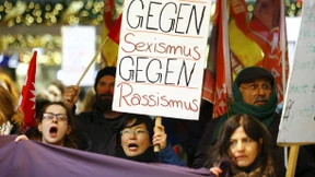 Protest vor Dom gegen Gewalt gegen Frauen