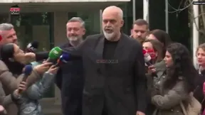 Regierungschef greift Journalistin ins Gesicht