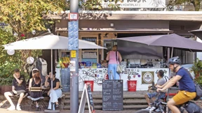 Wasserhäuschen zwischen Flaschenbier und Aperol Spritz