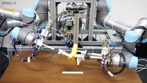 Roboter schält Banane durch Nachahmung