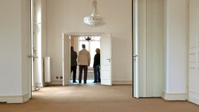 Heimlich bei der Wohnungsbesichtigung dem Makler mehr bieten